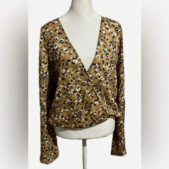 NWT Sadie and Sage long flare sleeve v-neck wrap top large - Picture 1 of 6